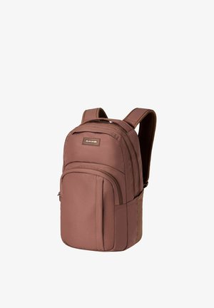 Sac à dos Dakine marron avec des bretelles rembourrées et plusieurs compartiments zippés, présenté sur un fond blanc.