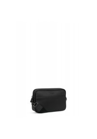 Borsa a tracolla in pelle nera con superficie testurizzata, forma rettangolare, chiusura con zip superiore e tracolla regolabile. Presenta un dettaglio del logo.