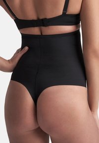 Shapewear nero a vita alta con un tessuto morbido e elastico e un design senza cuciture, dotato di una chiusura a gancio sul retro.