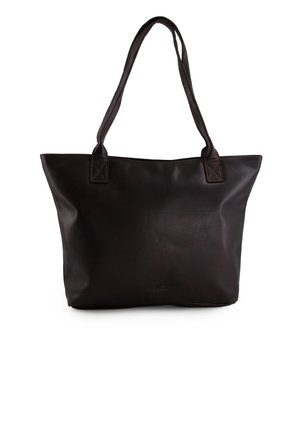Mørkebrun læder tote taske med to lange håndtag og en blød rektangulær krop, med prægede mærkenavn nær bunden i midten.