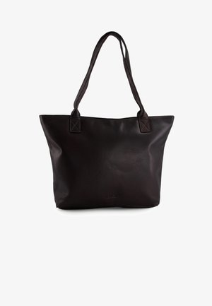 Donkerbruine leren tote met twee lange handvatten en een zacht rechthoekig lichaam, met een geperste merknaam nabij het onderste midden.