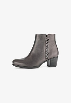 Dunkelgraue Leder-Ankle-Boots mit runder Zehenform, dekorativen Nieten an der Seite und einem niedrigen Blockabsatz. Glatte Textur und elegantes Design.