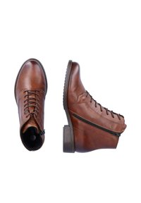 Bottes chelsea en cuir brun avec un laçage à l'avant et une fermeture éclair sur le côté, présentant une finition texturée, un bout arrondi et un talon empilé.