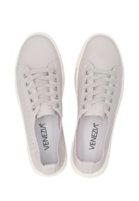 Hellgraue Sneaker mit einer strukturierten Oberseite, Schnürverschluss, perforierten Akzenten und einer weißen Gummisohle. Der Markenname "Venezia" ist sichtbar im Inneren.