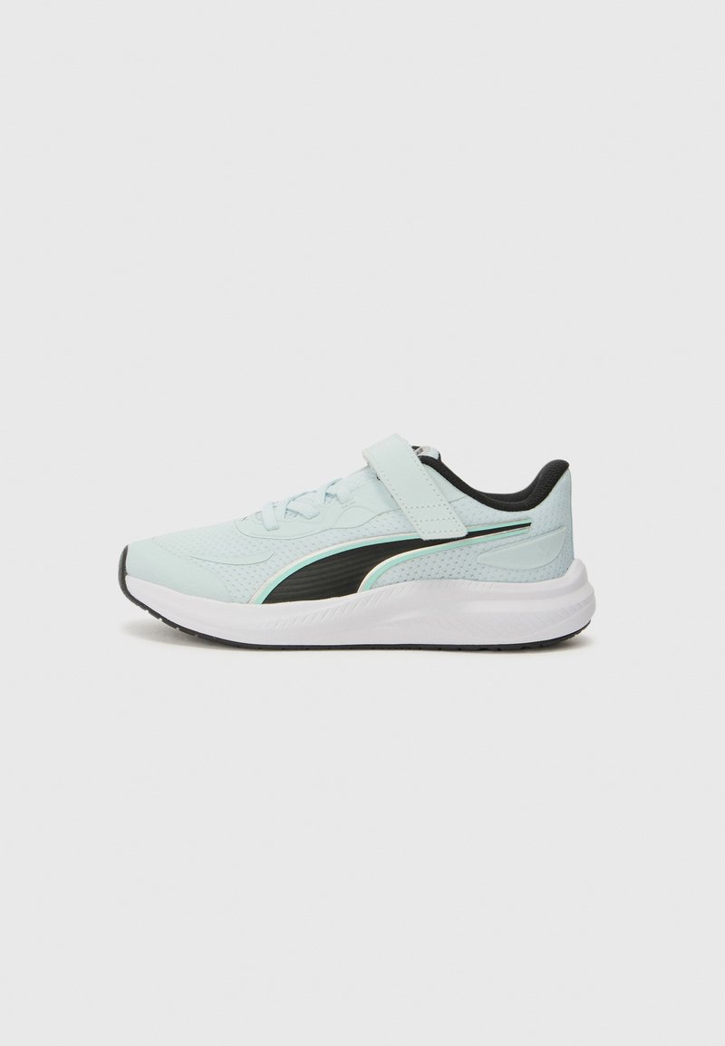 Baskets de sport bleu clair avec une tige en mesh, des accents noirs, une sangle Velcro et une semelle en caoutchouc blanc dotée d'un motif de gaitier texturé.