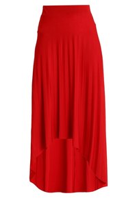 Falda maxi plisada roja con dobladillo asimétrico, hecha de una tela suave, que cuenta con una cinturilla lisa y un diseño fluido.