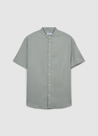 Chemise à manches courtes en coton vert clair, avec un col mao, une fermeture boutonnée sur le devant et une finition texturée subtile.