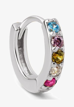 Strieborné kruhové náušnice s piatimi mnohorakými drahokamami: modrou, ružovou, fialovou, žltou a čírou; hladký povrch s okrúhlymi nastaveniami kameňov.