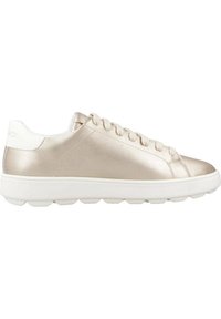 Zapatilla metálica dorada con textura suave, suela blanca, punta redonda y diseño de cordones con seis ojales. Estilo minimalista con detalle del logo en el talón.