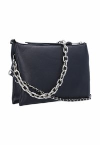 Borsa a tracolla in pelle nera con una sorprendente catena d'argento, caratterizzata da una texture liscia e una forma rettangolare strutturata.