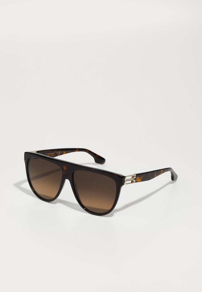 Óculos de sol em padrão tartaruga com forma retangular, lentes castanhas em degradê e detalhes em dourado nas dobradiças da armação.