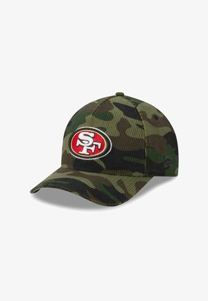 Grüne Camouflage-Baseballmütze aus Cord. Sie verfügt über ein rot-weißes gesticktes Logo auf der Vorderseite und einen gewölbten Schirm.
