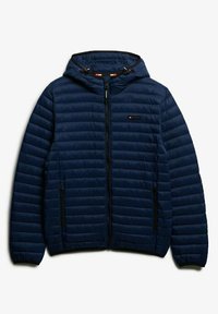 Granatowa, pikowana kurtka z kapturem, z zamkiem błyskawicznym z przodu i zamykanymi kieszeniami po bokach, przeznaczona do noszenia na zewnątrz.