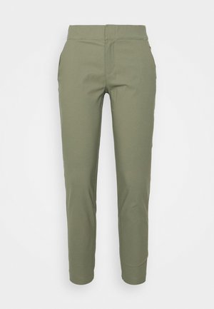 Pantalones verde oliva de corte recto con bolsillos laterales y una cintura lisa, mostrados de frente sobre un fondo blanco.
