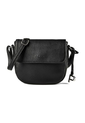 Schwarze Umhängetasche aus genarbtem Leder mit verstellbarem Riemen, Klappverschluss, geprägt mit Markennamen auf der Vorderseite und silbernen Beschlägen.