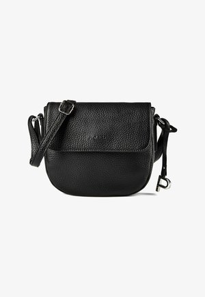 Sac bandoulière en cuir grainé noir avec sangle ajustable, fermeture à rabat, nom de la marque embossé sur le devant et détails de quincaillerie argentée.