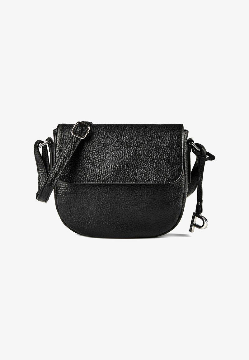 Schwarze Umhängetasche aus genarbtem Leder mit verstellbarem Riemen, Klappverschluss, geprägt mit Markennamen auf der Vorderseite und silbernen Beschlägen.