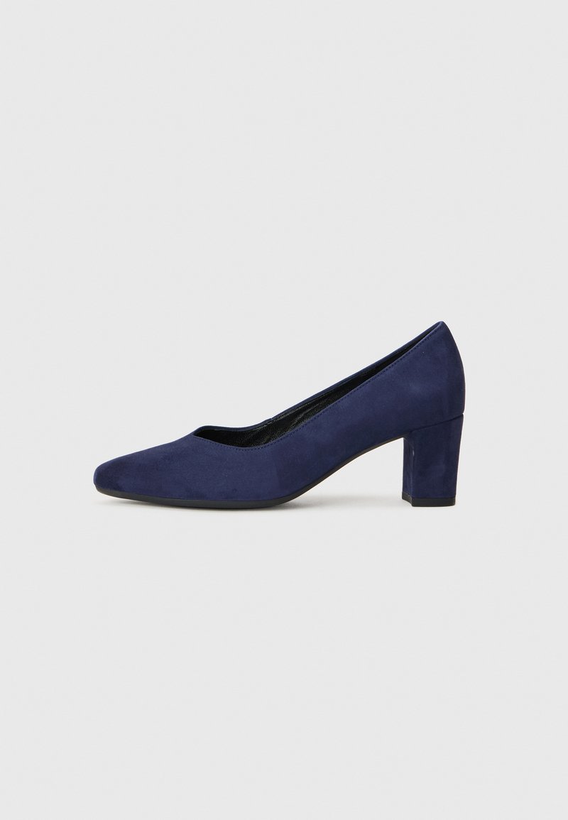 Chaussure escarpin en daim bleu marine, à bout pointu et à talon épais, sur fond blanc uni.