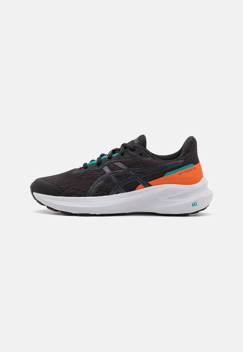 Basket noir de sport avec tige en maille, accents orange et teal, et une épaisse semelle blanche avec un motif texturé.
