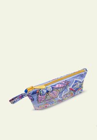 Astuccio con cerniera caratterizzato da un motivo floreale colorato su uno sfondo viola, con una cerniera dorata e una piccola maniglia. Materiale liscio e resistente.