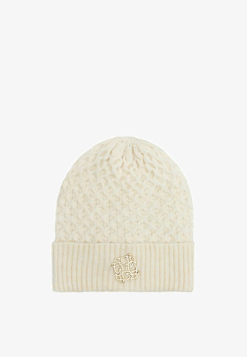 Czapka dzianinowa w kolorze kremowym z teksturowanym wzorem kabli. Posiada ściągacz i złotą dekoracyjną ozdobę z boku.