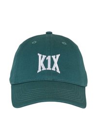 Roheline puuvillane müts, mille esiküljel on valge tikandiga "K1X" logo, visooril on õmblustooted ja ventilatsiooniavad.