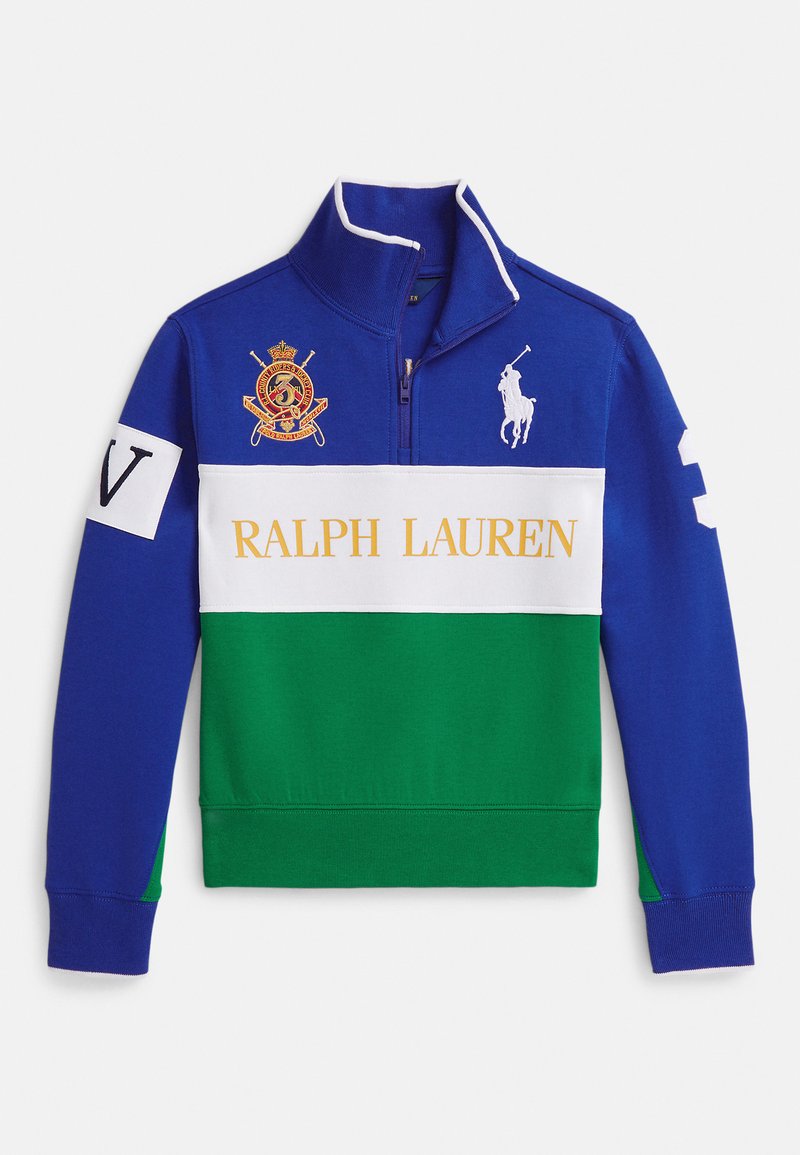 Modrá, biela a zelená pulóver na zips po štvrtine s vyšívaným logom polového hráča, erbom, nápisom "RALPH LAUREN" a nášivkami s číslom a písmenom na rukáve.