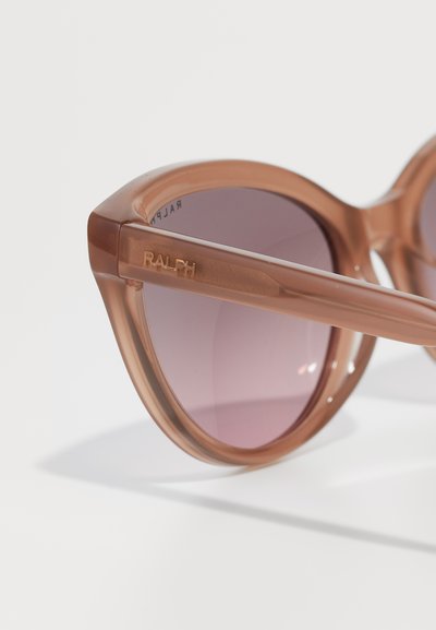 Ochelari de soare Ralph cu ramă din plastic supradimensionată, unghiulară, de culoare maro deschis și lentile gradient de culoare purpuriu, având un logo discret al brandului pe braț.