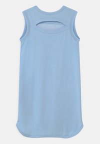 Světle modré bezramínkové šaty vyrobené z měkké látky, s kulatým výstřihem a výřezem na zadní straně. Rovný, do kolen sahající střih.