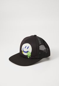 Svart baseball caps med meshsider, med et hvitt smilende ansikt design og grønn iskrems- og biebroderi foran.