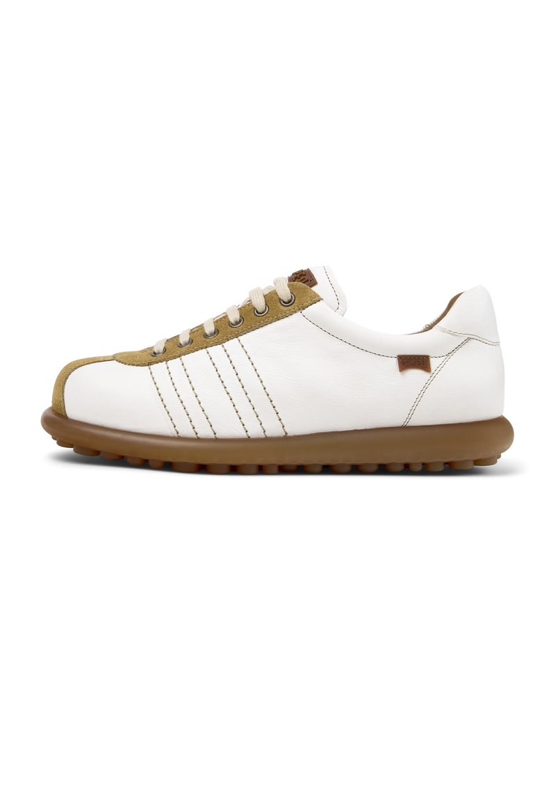 Sneaker in pelle bianca con dettagli in suede marrone, punta arrotondata e suola in gomma. Presenta tre strisce bianche e chiusura con lacci.