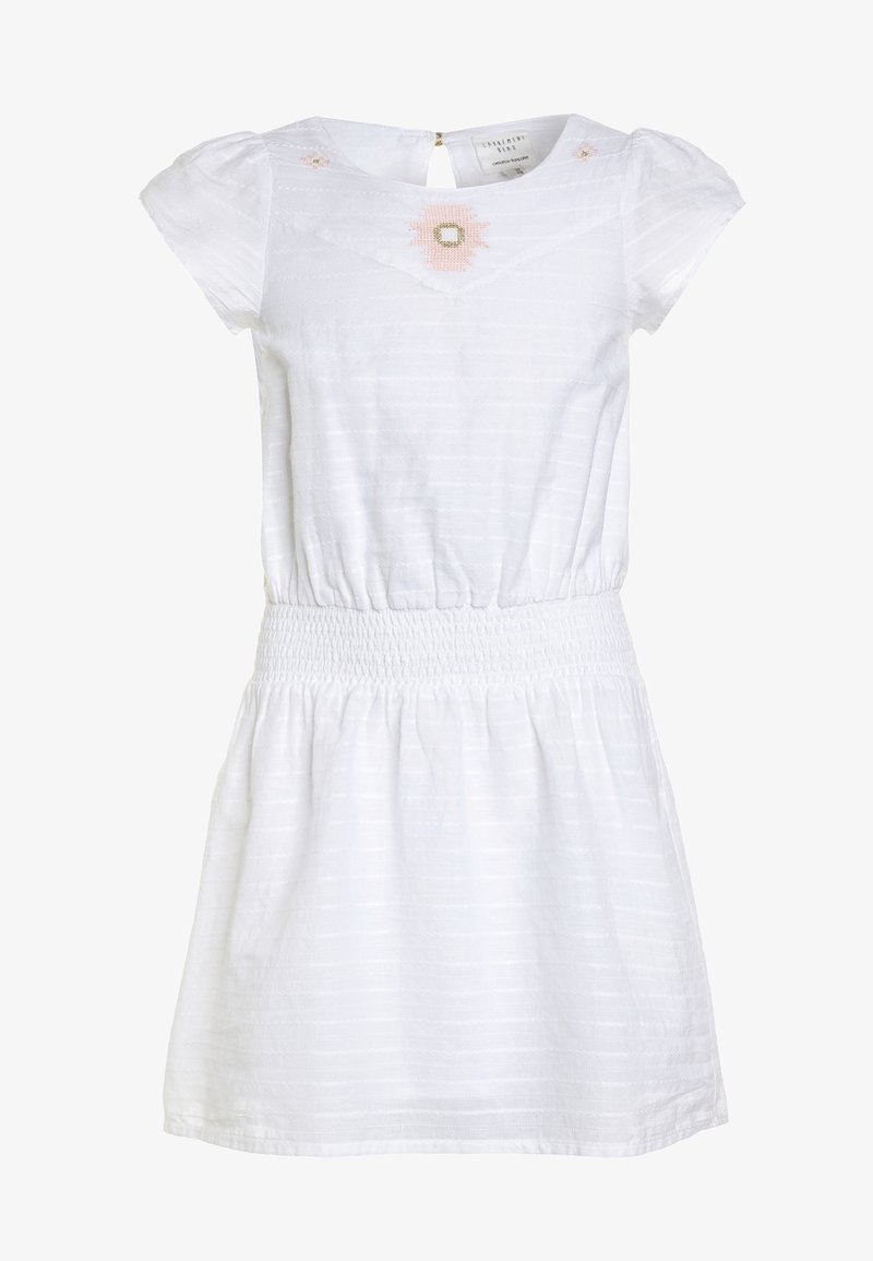 Biała bawełniana sukienka z krótkimi bufkami, marszczeniem w talii oraz różowym i złotym haftem kwiatowym na dekolcie. Pionowe paski tekstury.