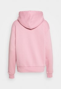 Sudadera con capucha rosa que presenta un corte relajado, textura suave y puños acanalados. El diseño incluye una capucha grande y acogedora y un reverso liso.