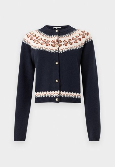 Cárdigan navy con cuello redondo, cierre de botón y un yugo estampado en crema, marrón y azul. Textura de punto, diseño corto.