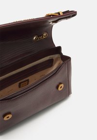 Guess SESTRI - Skuldertasker - plum