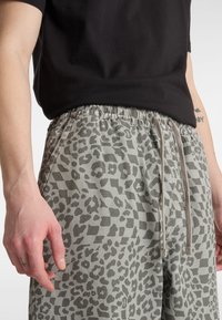 Vans RANGE NOVELTY BAGGY  - Broek - light grey