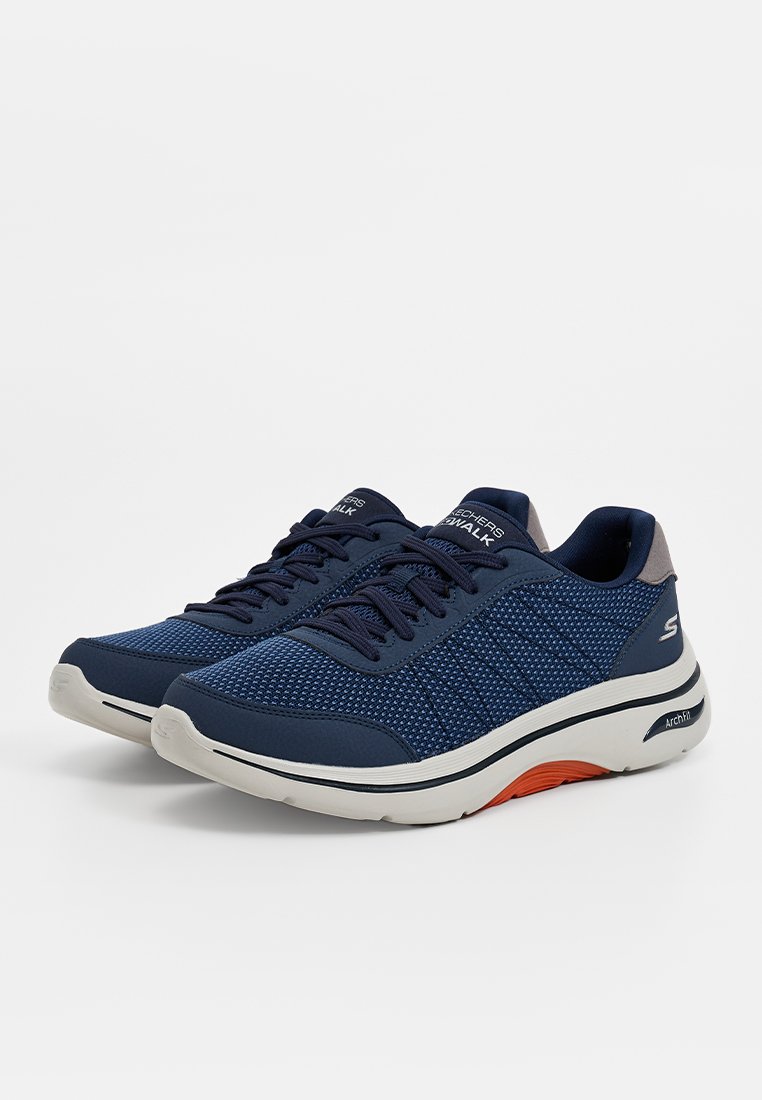 Zapatillas deportivas de malla azules con cordones oscuros, entresuela blanca y acentos naranjas. Presentan un diseño estructurado con material transpirable.
