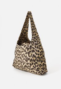 Leopardų rašto maišas, pagamintas iš minkštos tekstūros audinio, su viena plačia dirželiu ir laisva, trikampio forma.