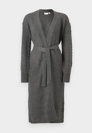 Cardigã cinza tricotado com um padrão texturizado, mangas longas, frente aberta e cinto na cintura atado. Acabado com punhos e bainha canelados.