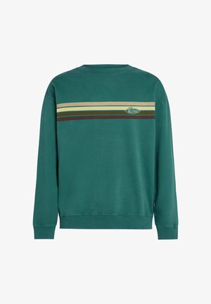 Teal sweatshirt med lange ærmer, ribbet krave og manchetter. Har vandrette striber i olivengrøn, beige og mørkebrun på tværs af brystet.