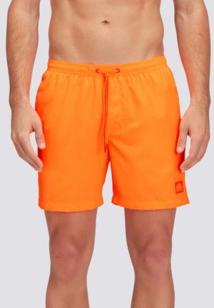 Costumi da bagno arancioni brillanti con vita elastica, lacci regolabili e logo patch laterale. Tessuto liscio e lunghezza sopra il ginocchio.