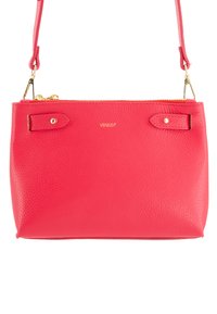 Rød læder crossbody taske med lynlåsclosure, guldhardware og dobbelt flade stropper. Tekstureret overflade med en glat finish.
