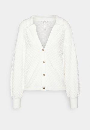 Cardigan en maille blanche avec motif losange, boutons dorés, col et longues manches à poignets.