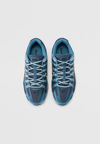 Nike sportbačiai mėlynos ir tamsiai mėlynos spalvos. Tinklinis viršus su tekstilės intarpais. Šviesiai mėlynos raišteliai ir akcentai. Juoda logotipas ant liežuvio. Kreivos padas.