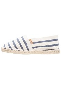 Weiße Canvas-Espadrilles mit marineblauen Streifen, runder Zehenpartie, Jutesohle und einem kleinen braunen Etikett an der Seite.