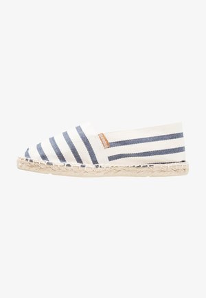 Weiße Canvas-Espadrilles mit marineblauen Streifen, runder Zehenpartie, Jutesohle und einem kleinen braunen Etikett an der Seite.