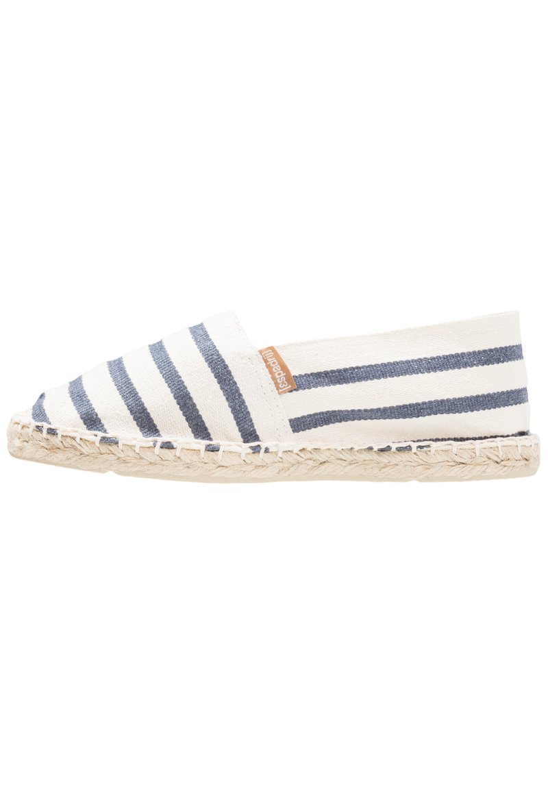 Weiße Canvas-Espadrilles mit marineblauen Streifen, runder Zehenpartie, Jutesohle und einem kleinen braunen Etikett an der Seite.