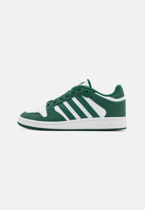 Low-Top-Sneaker in Weiß und Dunkelgrün mit perforierter Spitze, drei seitlichen Streifen, Schnürverschluss und gepolsterter Sohle.