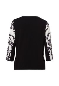 Zwarte top met driekwart mouwen, voorzien van witte stof met zwarte abstracte patronen op de mouwen. Gladde textuur, ontspannen pasvorm.