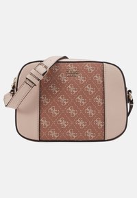 Prostokątna torba na ramię wykonana z brązowej, wzorzystej skóry syntetycznej z beżowymi akcentami, z logo i regulowanym paskiem. Złote okucia.